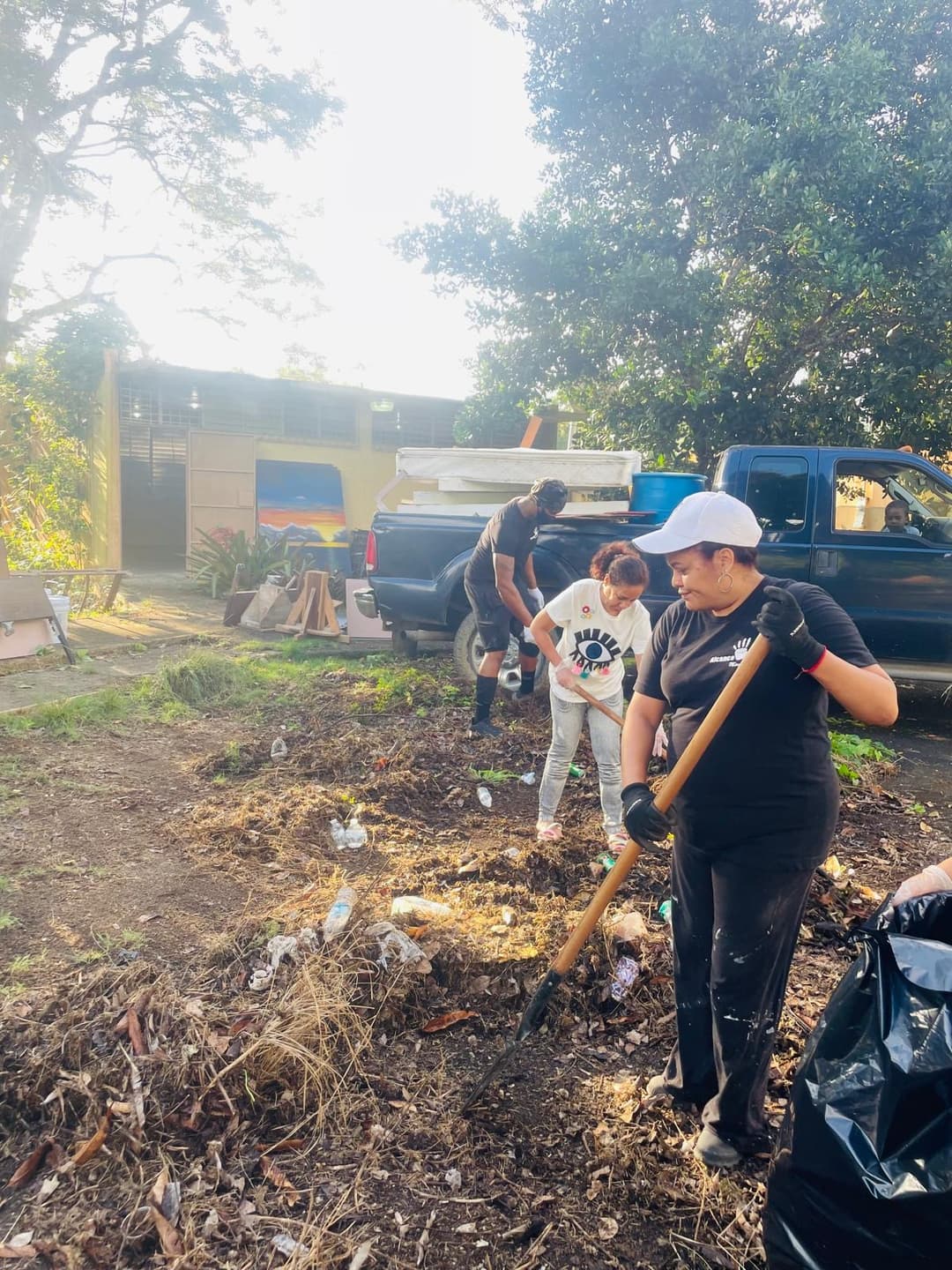 Voluntarios trabajando juntos